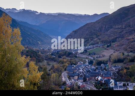 A destra Salardú Village. Sullo sfondo Gessa villaggio, Valle Aran, Pirenei, provincia Lleida, Catalogna, Spagna Foto Stock