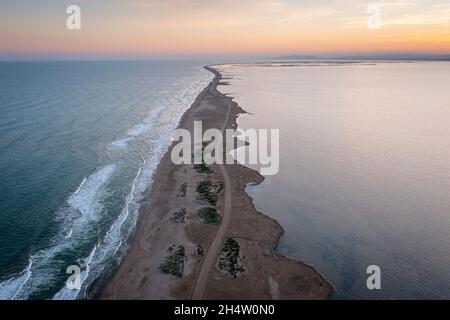 Veduta aerea di El Trabucador, sullo sfondo a destra punto di Banya, Sant Carles de la Rapita, Delta dell'Ebro, Parco Naturale, Tarragona, Spagna Foto Stock