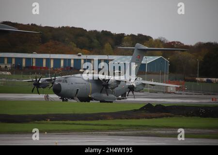 15-0051, un atlante Airbus A400M gestito dall'Aeronautica militare Turca (Türk Hava Kuvvetleri), presso l'aeroporto internazionale di Prestwick in Ayrshire, Scozia. L'aereo si trovava in Scozia per sostenere i delegati turchi che stavano partecipando al summit COP26 sui cambiamenti climatici nella vicina Glasgow. Foto Stock