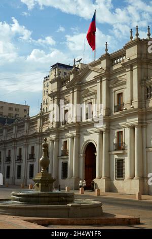 Guardie al di fuori La Moneda (Palazzo Presidenziale), Plaza de la Constitución, Santiago del Cile, Sud America Foto Stock