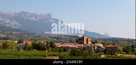 Samaniego, una piccola città di Alava, con montagne sullo sfondo, nei Paesi Baschi, in Spagna Foto Stock