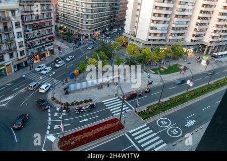 Logroño, la Rioja, Spagna - 04 settembre 2021: Auto che guidano per le strade di Logroño visto dall'alto Foto Stock