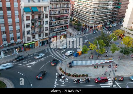 Logroño, la Rioja, Spagna - 04 settembre 2021: Attività nelle strade di Logroño visto dall'alto Foto Stock