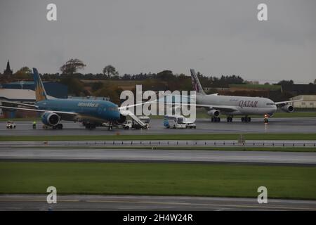 VN-A868, un Boeing 787-9 gestito da Vietnam Airlines, e A7-AAH, un Airbus A340-313 gestito dal volo Qatar Amiri in un ruolo di trasporto VIP, all'aeroporto di Prestwick in Ayrshire, Scozia. Gli aerei si trovavano in Scozia per portare i delegati vietnamiti e Qatari rispettivamente al vertice COP26 sui cambiamenti climatici che si tiene nella vicina Glasgow. Foto Stock