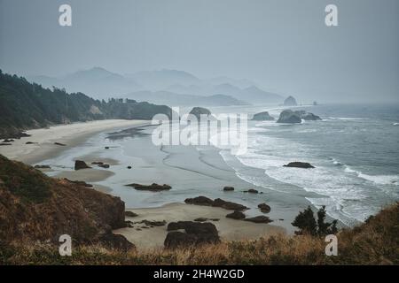 Foto della spiaggia di cannoni in una giornata di nebbia e nuvoloso Foto Stock