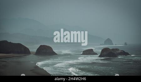 Foto della spiaggia di cannoni in una giornata di nebbia e nuvoloso Foto Stock