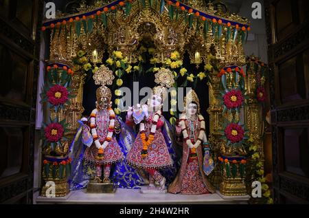 Mumbai, India. 4 novembre 2021. L-R divinità di Shri Harikrishna Maharaj, Lord Krishna e Radha sono visti all'interno del tempio Swaminarayan a Dadar a Mumbai.Chopda (libri di conti) poojan rituali sono stati eseguiti all'interno del tempio e i devoti hanno guardato lo stesso online come ci sono state restrizioni sulla raccolta di persone a causa di coronavirus pandemic. Credit: SOPA Images Limited/Alamy Live News Foto Stock
