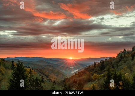 Un'incredibile alba autunnale si snoda sulla Oconaluftee Valley nel Parco Nazionale delle Great Smoky Mountains. Foto Stock