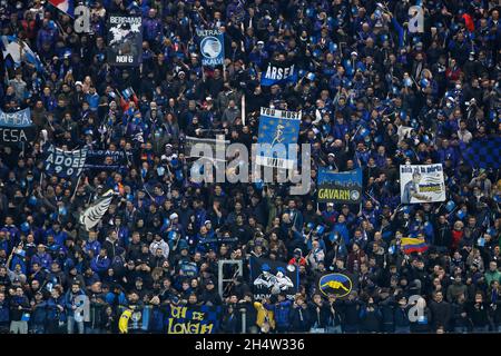 Bergamo, Italia. 2 novembre 2021. Italia, Bergamo, 2 nov 2021: I sostenitori di Atalanta mostrano le bandiere prima del calcio d'inizio della partita di calcio ATALANTA vs MANCHESTER UTD, UCL matchday 4, Gewiss Stadium (Photo by Fabrizio Andrea Bertani/Pacific Press) Credit: Pacific Press Media Production Corp./Alamy Live News Foto Stock