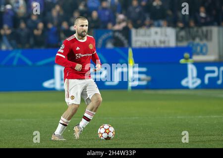 Bergamo, Italia. 2 novembre 2021. Italia, Bergamo, 2 nov 2021: Luke Shaw (difensore dell'Utd di Manchester) si ribalta davanti alla seconda metà durante la partita di calcio ATALANTA vs MANCHESTER UTD, UCL matchday 4, Gewiss Stadium (Foto di Fabrizio Andrea Bertani/Pacific Press) Credit: Pacific Press Media Production Corp./Alamy Live News Foto Stock