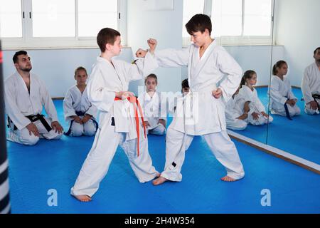 Coppia di ragazzi che combattono in lotta per usare nuove mosse Foto Stock