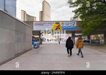 Cartello, Banner all'ingresso dell'Indigenous Legacy Gathering, il 4 novembre 2021 a Toronto, Nathan Phillips Square, Canada Foto Stock