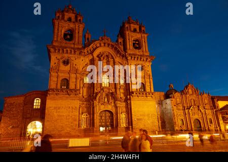 La Iglesia de La Compania al crepuscolo, Plaza de Armas, Cusco, Perù, Sud America Foto Stock