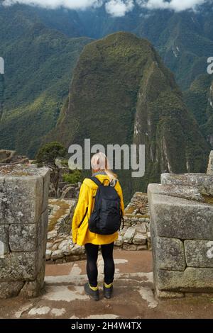 Tourist in porta a Machu Picchu 15 ° secolo Inca rovine (patrimonio dell'umanità), Valle Sacra, Perù, Sud America (MR) Foto Stock