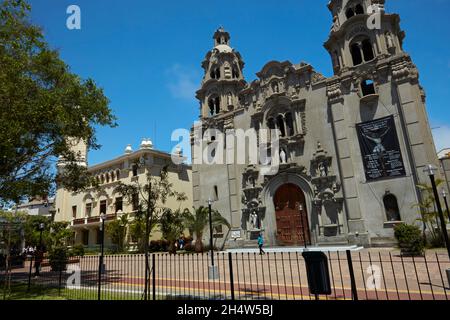 La Iglesia de la Virgen Milagrosa (costruito nel 1939), il Parque Kennedy, Miraflores Lima, Perù, Sud America Foto Stock