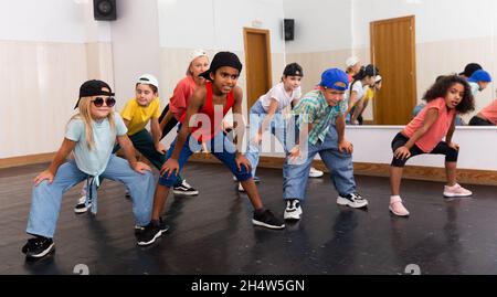 Le ragazze e i ragazzi di età preseee hip hop ballerini che fanno l'allenamento di danza Foto Stock