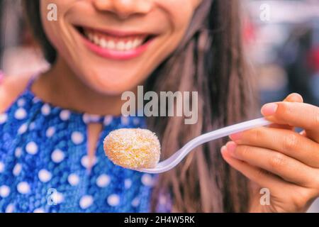 Mochi torta Asiatica donna in Giappone mangiare cibo giapponese dessert pasta di riso. Foto Stock