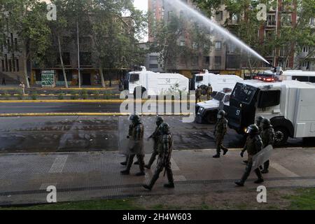 Santiago, Metropolitana, Cile. 4 novembre 2021. La polizia disperde i manifestanti con cannone d'acqua durante le proteste contro il governo Sebastian Pinera a Santiago, Cile. Le proteste arrivano dopo la morte di una persona Mapuche durante gli scontri nella regione meridionale di Bio Bio dopo che il governo cileno ha dichiarato uno stato di emergenza per ridurre la violenza in quella zona del Cile meridionale. (Credit Image: © Matias Basualdo/ZUMA Press Wire) Foto Stock