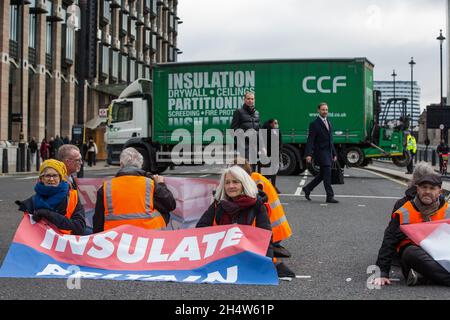 Londra, Regno Unito. 4 novembre 2021. Un veicolo di isolamento si trasforma nel momento in cui gli attivisti climatici isolano la Gran Bretagna bloccano le strade intorno a Parliament Square per cinque ore come parte di una campagna iniziata a metà settembre per spingere il governo britannico a fare un cambiamento legislativo significativo per ridurre le emissioni. Credit: Mark Kerrison/Alamy Live News Foto Stock