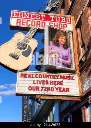 Nashville, TN, USA - 22 settembre 2019: Il famoso Ernest Tubb Record Shop su Broadway St che ha ospitato il Midnite Jamboree che è stato fondato da Foto Stock