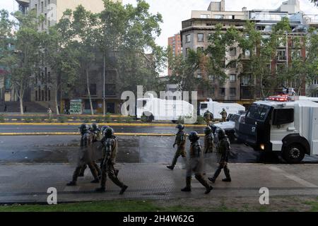 Santiago, Metropolitana, Cile. 4 novembre 2021. La polizia disperde i manifestanti durante le proteste contro il governo Sebastian Pinera a Santiago, Cile. Le proteste arrivano dopo la morte di una persona Mapuche durante gli scontri nella regione meridionale di Bio Bio dopo che il governo cileno ha dichiarato uno stato di emergenza per ridurre la violenza in quella zona del Cile meridionale. (Credit Image: © Matias Basualdo/ZUMA Press Wire) Foto Stock