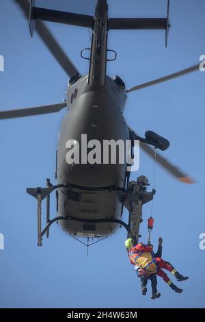 Idaho Army National Guard Sgt. Kole Newberry Winches Città di Boise Firefighters fino alla UH-72 Lakota Helicopter. Gli elicotteri e gli equipaggi della Guardia Nazionale dell'Esercito dell'Idaho hanno collaborato con i Vigili del fuoco della Città di Boise, conducendo un addestramento simulato per il salvataggio rapido dell'acqua sul campo di Gowen. Una Guardia Nazionale dell'Esercito Idaho UH-60 Black Hawk dal distacco 1, 1-168th Regiment dell'Aviazione insieme ad una Guardia Nazionale dell'Esercito Idaho UH-72 Lakota dal distacco 1, 1-112th Assistenza e supporto Battaglione aiutò i pompieri di Boise a prepararsi per potenziali operazioni di salvataggio da una piattaforma mobile. Il Foto Stock