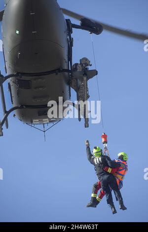 Idaho Army National Guard Sgt. Kole Newberry Winches Città di Boise Firefighters fino alla UH-72 Lakota Helicopter. Gli elicotteri e gli equipaggi della Guardia Nazionale dell'Esercito dell'Idaho hanno collaborato con i Vigili del fuoco della Città di Boise, conducendo un addestramento simulato per il salvataggio rapido dell'acqua sul campo di Gowen. Una Guardia Nazionale dell'Esercito Idaho UH-60 Black Hawk dal distacco 1, 1-168th Regiment dell'Aviazione insieme ad una Guardia Nazionale dell'Esercito Idaho UH-72 Lakota dal distacco 1, 1-112th Assistenza e supporto Battaglione aiutò i pompieri di Boise a prepararsi per potenziali operazioni di salvataggio da una piattaforma mobile. Il Foto Stock