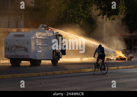 Santiago, Metropolitana, Cile. 4 novembre 2021. La polizia usa il cannone ad acqua per mettere fuori una barricata durante le proteste contro il governo di Sebastian Pinera, a Santiago, Cile. Le proteste arrivano dopo la morte di una persona Mapuche durante gli scontri nella regione meridionale di Bio Bio dopo che il governo cileno ha dichiarato uno stato di emergenza per ridurre la violenza in quella zona del Cile meridionale. (Credit Image: © Matias Basualdo/ZUMA Press Wire) Foto Stock