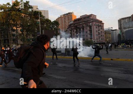 Santiago, Metropolitana, Cile. 4 novembre 2021. Scontri tra manifestanti e polizia durante le proteste contro il governo di Sebastian Pinera, a Santiago, Cile. Le proteste arrivano dopo la morte di una persona Mapuche durante gli scontri nella regione meridionale di Bio Bio dopo che il governo cileno ha dichiarato uno stato di emergenza per ridurre la violenza in quella zona del Cile meridionale. (Credit Image: © Matias Basualdo/ZUMA Press Wire) Foto Stock