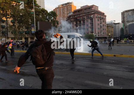 Santiago, Metropolitana, Cile. 4 novembre 2021. Scontri tra manifestanti e polizia durante le proteste contro il governo di Sebastian Pinera, a Santiago, Cile. Le proteste arrivano dopo la morte di una persona Mapuche durante gli scontri nella regione meridionale di Bio Bio dopo che il governo cileno ha dichiarato uno stato di emergenza per ridurre la violenza in quella zona del Cile meridionale. (Credit Image: © Matias Basualdo/ZUMA Press Wire) Foto Stock