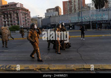 Santiago, Metropolitana, Cile. 4 novembre 2021. Durante le proteste contro il governo di Sebastian Pinera, a Santiago del Cile, la polizia ha detenato un manifestante. Le proteste arrivano dopo la morte di una persona Mapuche durante gli scontri nella regione meridionale di Bio Bio dopo che il governo cileno ha dichiarato uno stato di emergenza per ridurre la violenza in quella zona del Cile meridionale. (Credit Image: © Matias Basualdo/ZUMA Press Wire) Foto Stock