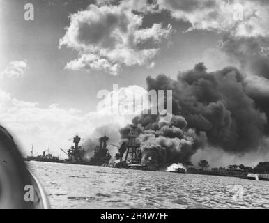 Fotografia della USS Arizona, della USS Tennessee e della USS West Virginia dopo l'attacco giapponese a Pearl Harbor Foto Stock
