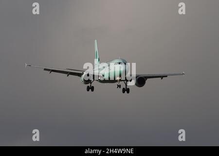 5B-DCW, uno dei due Airbus A319-114 gestiti dalla recentemente riformata Cyprus Airways, sull'approccio finale all'Aeroporto Internazionale di Prestwick in Ayrshire, Scozia. L'aereo era in Scozia per portare i delegati ciprioti al vertice COP26 tenutosi nella vicina Glasgow. Foto Stock