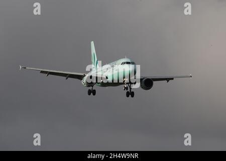 5B-DCW, uno dei due Airbus A319-114 gestiti dalla recentemente riformata Cyprus Airways, sull'approccio finale all'Aeroporto Internazionale di Prestwick in Ayrshire, Scozia. L'aereo era in Scozia per portare i delegati ciprioti al vertice COP26 tenutosi nella vicina Glasgow. Foto Stock