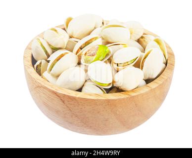 Pistacchio con guscio di noci in ciotola di legno isolato su sfondo bianco, Salva percorso di taglio. Foto Stock