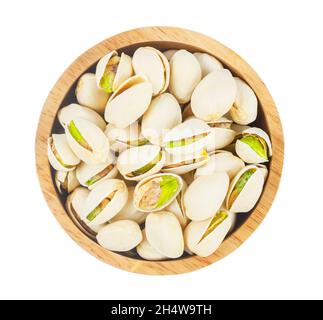 Pistacchio con guscio di noci in ciotola di legno isolato su sfondo bianco, Salva percorso di taglio. Foto Stock