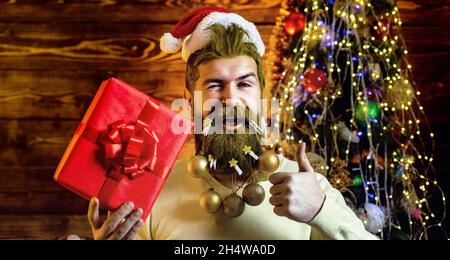 Vacanze di Natale e inverno nuovo anno. Ritratto di Babbo Natale. Divertente Santa felice vestito di abbigliamento invernale pensare a Natale. babbo babbo. Foto Stock