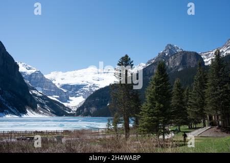 Splendido paesaggio con il lago Louise e le montagne innevate intorno. Primavera al Banff National Park, Alberta, Canada. America Foto Stock