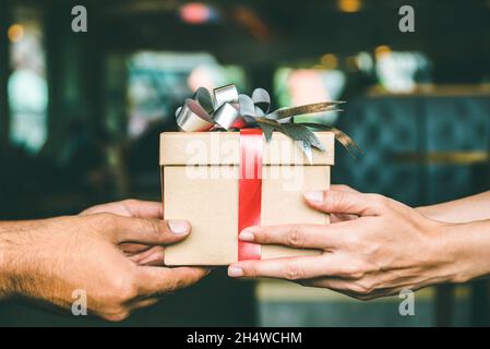 Regala regali di Natale. Foto Stock