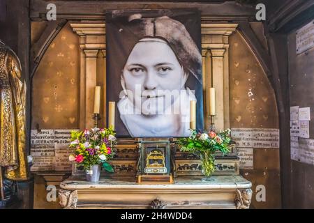 Saint Therese Lisieux Relic Chapel Santa Caterina Chiesa Honfluer Normandia Francia. Santa Teresa era una giovane suora carmelitana, morta nel 1897. Famoso per Foto Stock