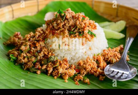 Thai Street food riso fritto piccante e maiale 'Kao Pad Kapao' Foto Stock