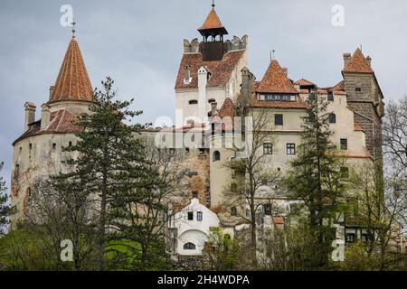 Bran, Romania - 8 maggio 2021: Il Castello di Bran, conosciuto anche come il Castello di Dracula in Transilvania, Romania. Foto Stock