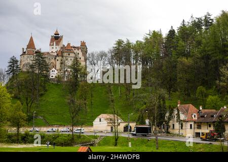 Bran, Romania - 8 maggio 2021: Il Castello di Bran, conosciuto anche come il Castello di Dracula in Transilvania, Romania. Foto Stock