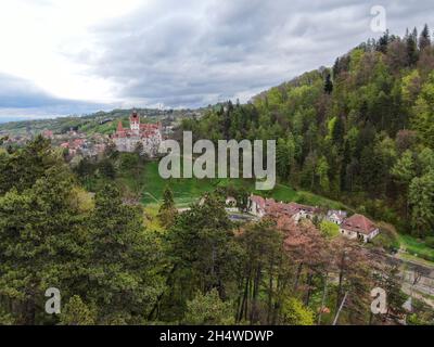 Bran, Romania - 8 maggio 2021: Il Castello di Bran, conosciuto anche come il Castello di Dracula in Transilvania, Romania. Foto Stock