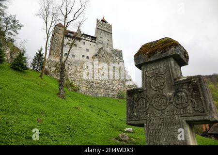 Bran, Romania - 8 maggio 2021: Il Castello di Bran, conosciuto anche come il Castello di Dracula in Transilvania, Romania. Foto Stock