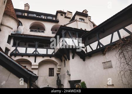 Bran, Romania - 8 maggio 2021: Il Castello di Bran, conosciuto anche come il Castello di Dracula in Transilvania, Romania. Foto Stock