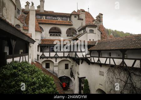 Bran, Romania - 8 maggio 2021: Il Castello di Bran, conosciuto anche come il Castello di Dracula in Transilvania, Romania. Foto Stock