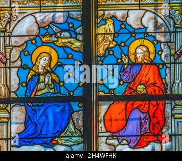 Gesù coronamento Maria Stained Glass Basilica Old legno Santa Caterina Chiesa Honfluer Normandia Francia. Costruita nel 1400 una delle chiese di legno più antiche in E. Foto Stock