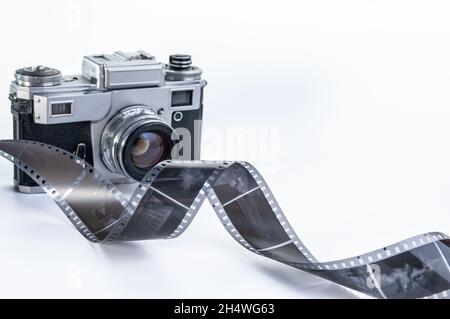 la vita morta con la macchina fotografica retrò, il rullo della fotocamera e le cassette su sfondo di legno Foto Stock