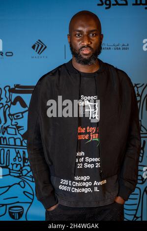 Doha, Qatar. 4 novembre 2021. Il designer americano Virgil Abloh arriva alla sua mostra alla stazione dei vigili del fuoco di Doha, Qatar, il 4 novembre 2021. Photo by Balkis Press/ABACAPRESS.COM Credit: Abaca Press/Alamy Live News Foto Stock